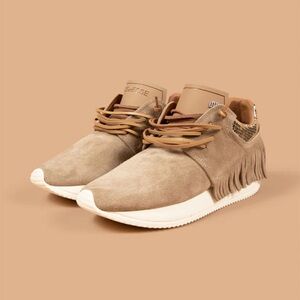 Esseutesse Suede Fringe Sneaker